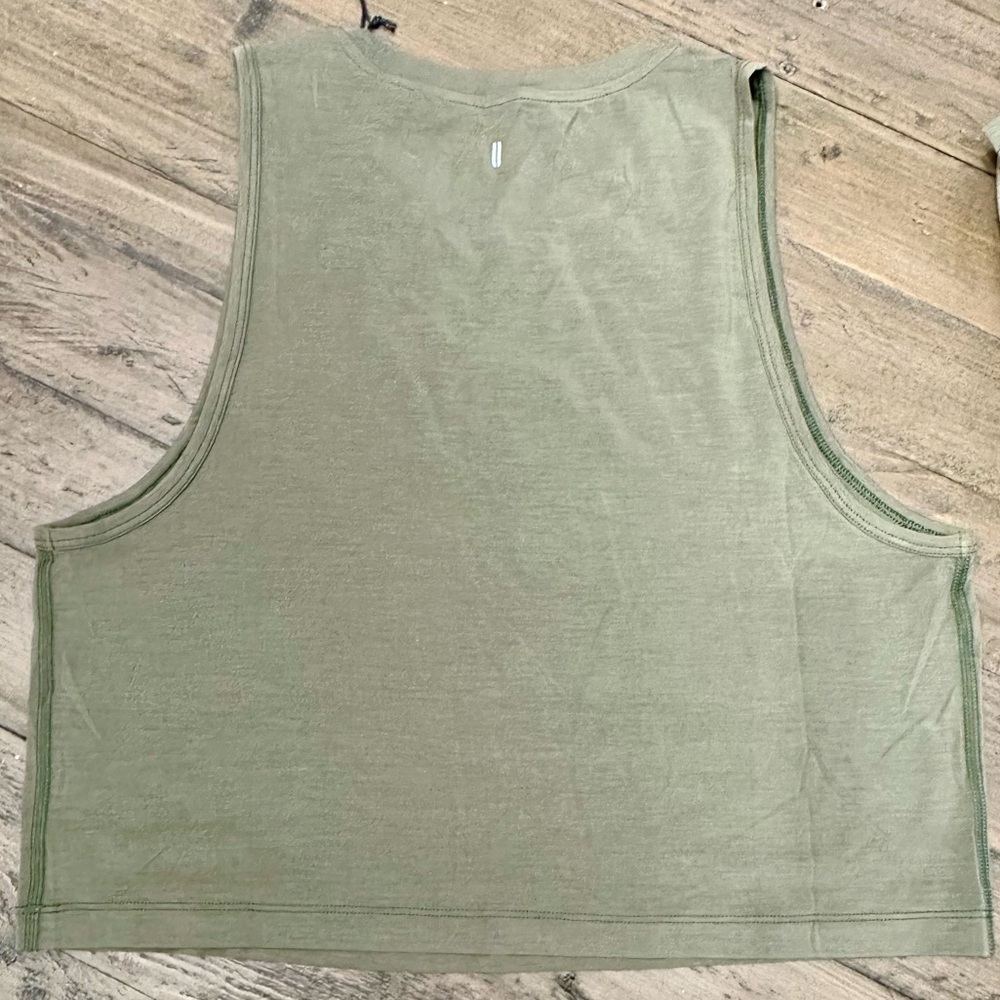 NWT **LIMITED EDITION** Women's NOBULL London Cropped Tank - Medium - Army Green - Picture 3 of 5